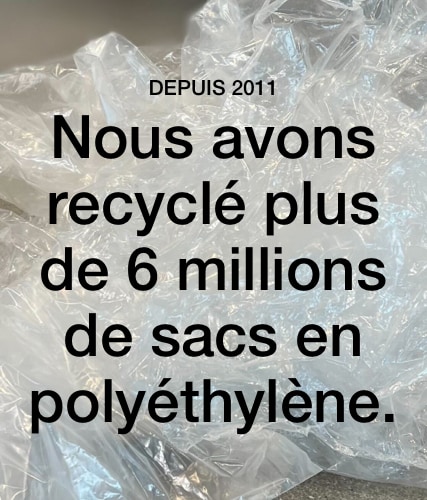 Une pile de sacs avec un texte superposé : Depuis 2011, nous avons recyclé plus de 6 millions de sacs en polyéthylène.