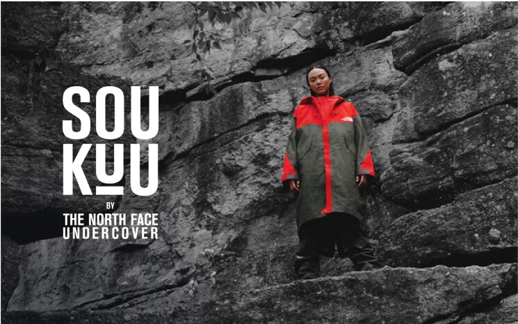Une personne se tenant devant une falaise et portant la collection SOUKUU de The North Face x Undercover.