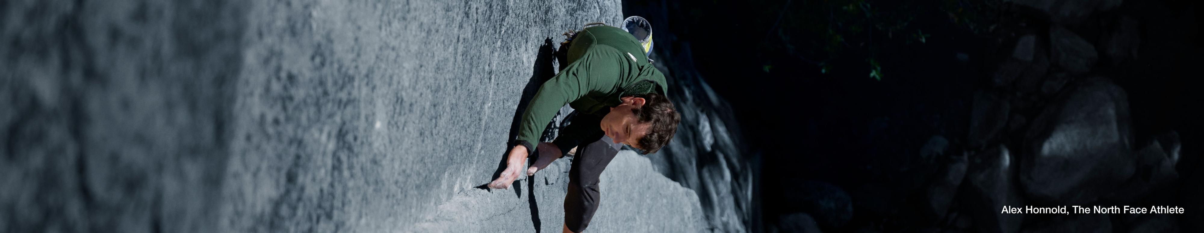 L’athlète Alex Honnold fait de l’escalade vêtu d’un équipement The North Face. La mention suivante y est inscrite : « Dare to go steep ». 
