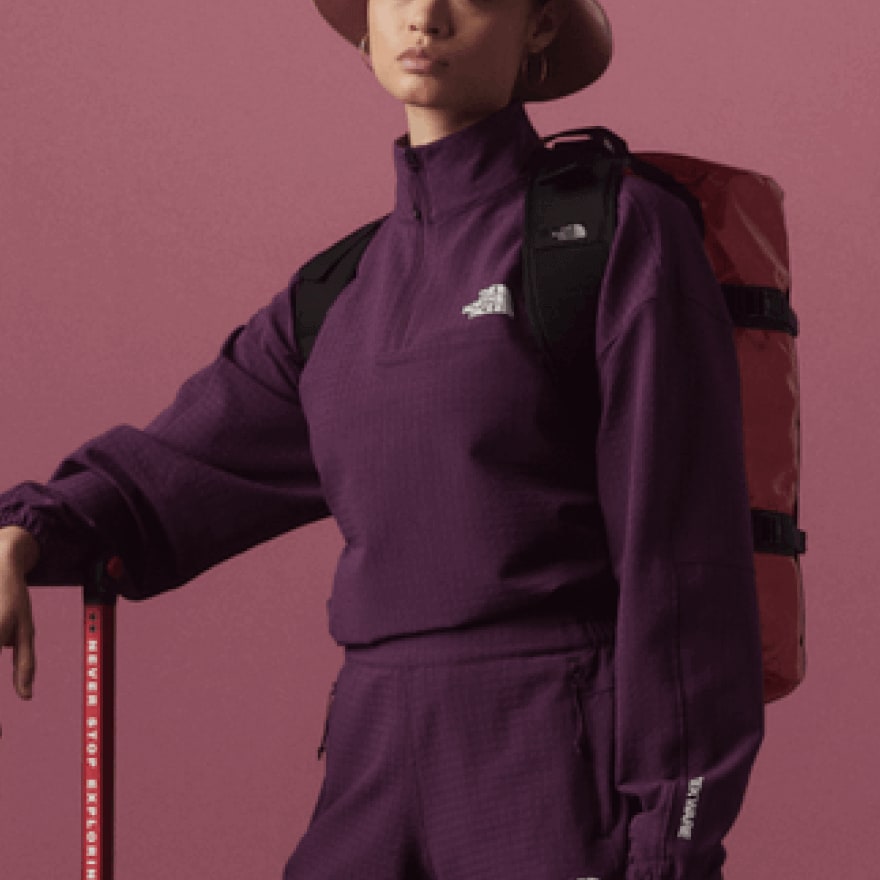 Photo studio d’une femme vêtue du Tekware violet sur un fond ton sur ton. 