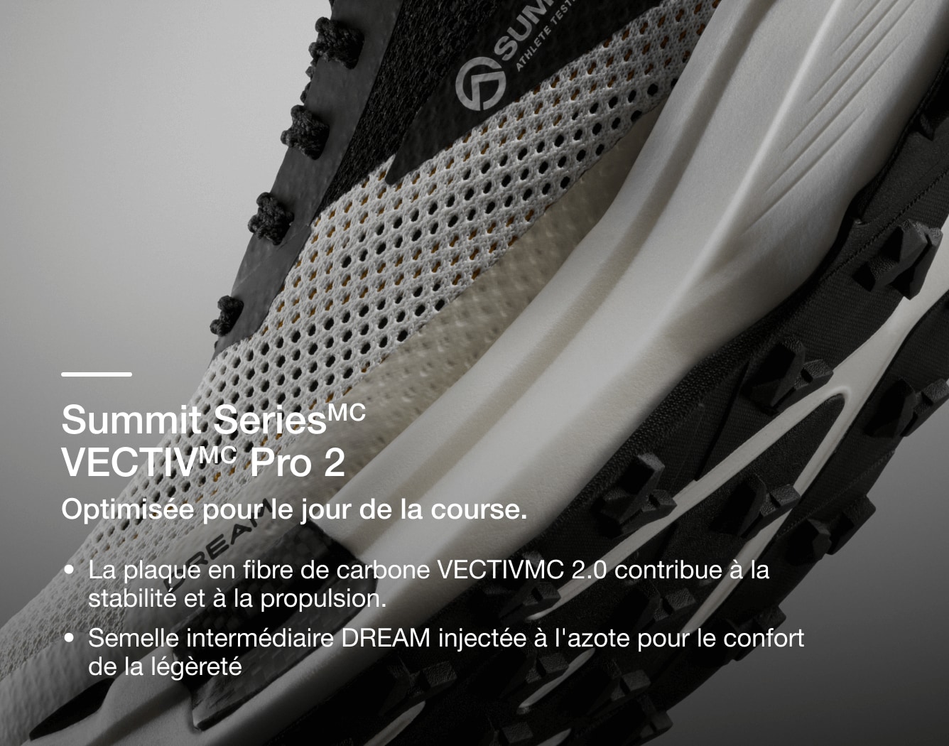 Photo studio de la chaussure de course sur sentier VECTIV Pro de The North Face avec ses caractéristiques en texte superposé.