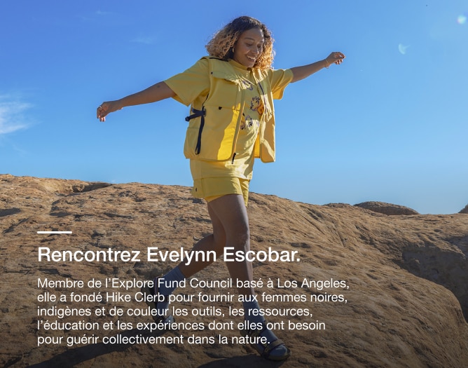 Evelynn Escobar, membre de l’Explore Fund Council, porte un équipement jaune de la collection capsule Hike Clerb de The North Face, en courant le long de falaises sous un ciel bleu. 