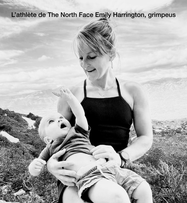Image en noir et blanc de l’athlète de The North Face Emily Harrington tenant son tout-petit dans les bras, assise dans un paysage alpin.