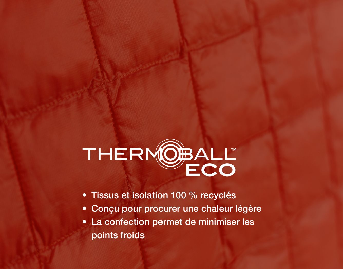 Une personne portant un sac à dos et un manteau ThermoBall™ rouge. À droite : gros plan du manteau.